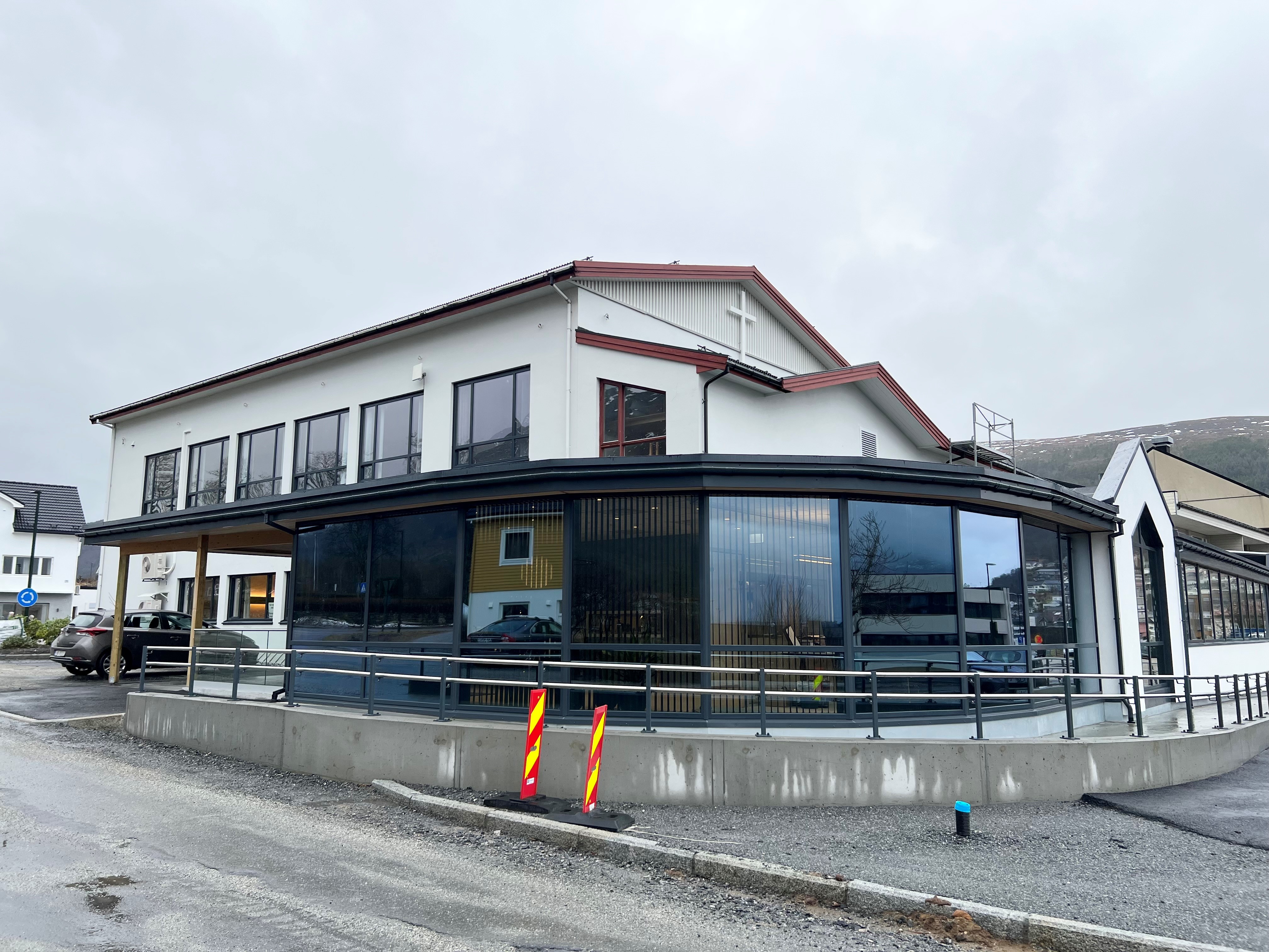 Det nye kyrkjekontoret er blitt eit staseleg tilbygg til kyrkjelydshuset. No har vi både kyrkjekontor, frivilligsentral og kyrkjelydshus under eit tak. Foto: Hareid sokn