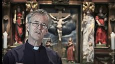 Sokneprest i Hareid, Lars Hartig-Tangedal, fortel om ulike julekjensler. Foto: Hareid sokn