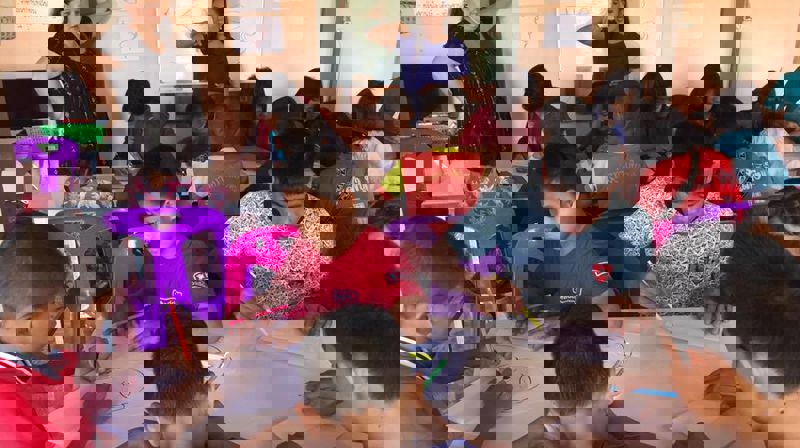 Hareid sokn har forplikta seg til å støtte arbeidet med minimum kr.40.000,- kvar år. Mange barn og unge har fått kle, mat og muligheit for utdanning av det vi samlar inn frå Hareid.