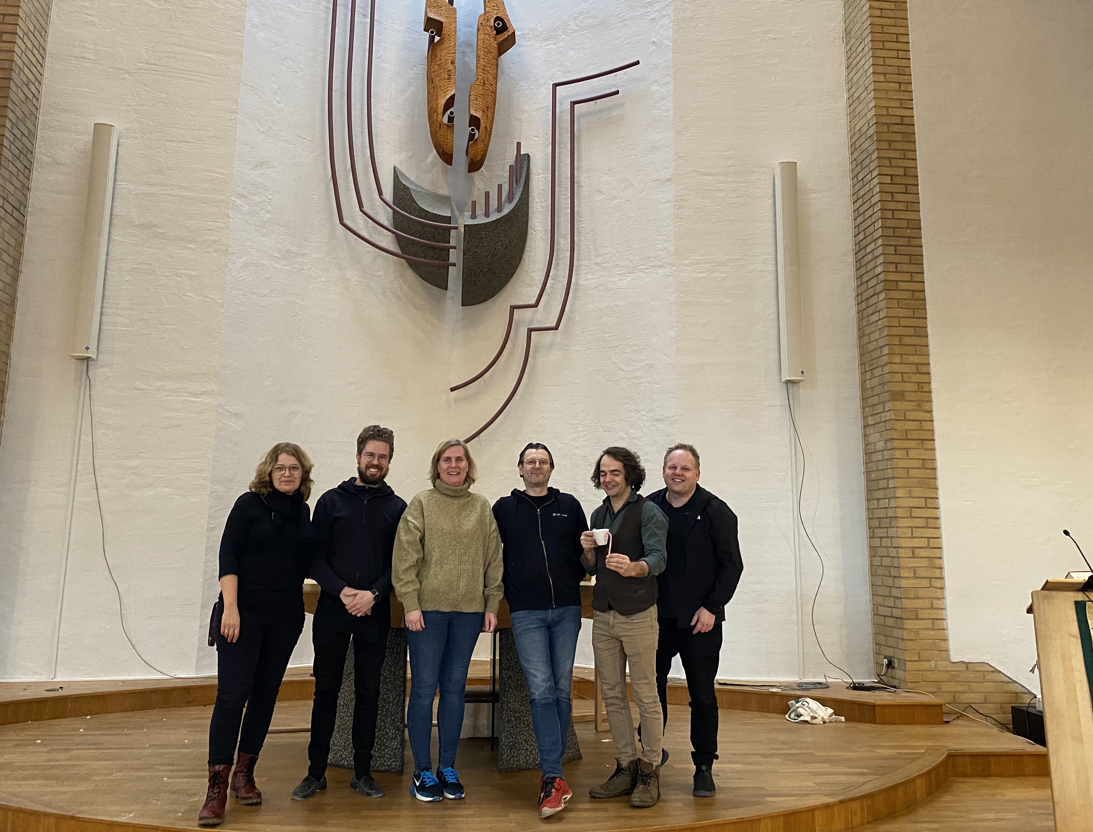 Både ansatte i Skåre menighet og monørene fra Helgelands musikk var fornøyde med det nye anlegget. Fra venstre: Reidun Quale, John-Olof Haakonseth, Bjørg Lund, Øyvind Børgesen, Daniel Glaister og Harald Levang