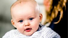 Martinius Faldt Klovning var ett av hele fem barn og unge som ble døpt i en historisk dåpsgudstjeneste på Utsira skjærtorsdag. Se hele bildet og forsiden i lenken under.  Foto: Kariananas