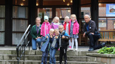 Bak f.v.: Trosopplærer Lisbeth Carina S. Andersen, Kornelia Jansen, Marie Hjelmervik, Elly-Ann Østebøvik Haugen, Amelia Thime-Iversen og diakon Arve Dalby. Framme f.v.: Sindre Hjelmervik, Kristoffer Bjelland Ervik og Joel Stundal Orhammer.