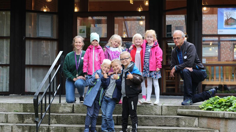 Bak f.v.: Trosopplærer Lisbeth Carina S. Andersen, Kornelia Jansen, Marie Hjelmervik, Elly-Ann Østebøvik Haugen, Amelia Thime-Iversen og diakon Arve Dalby. Framme f.v.: Sindre Hjelmervik, Kristoffer Bjelland Ervik og Joel Stundal Orhammer.