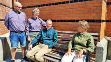 F.v.: Tor Jakob Bjørndal, Anne Birgitte B. Ruus, Jon Erik Strand og Lisbeth Skilhagen Haaheim er alle diakoner i byens tre menigheter. I sommer blir de ofte å finne på Diakonibenken utenfor Vår Frelsers kirke.