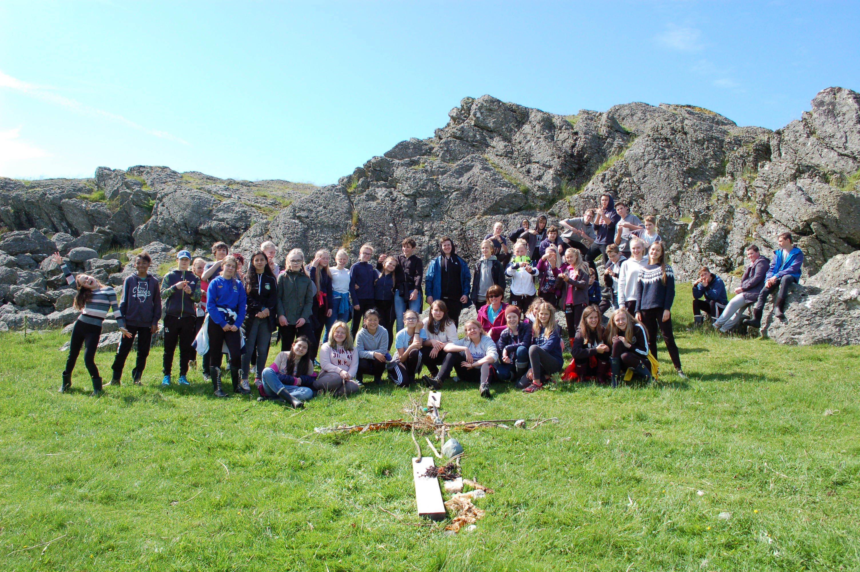 På tur i finværet ble drivved og skatter fra fjæra samlet til et kors i gresset. Alle foto: Tiril Kristine Sortland