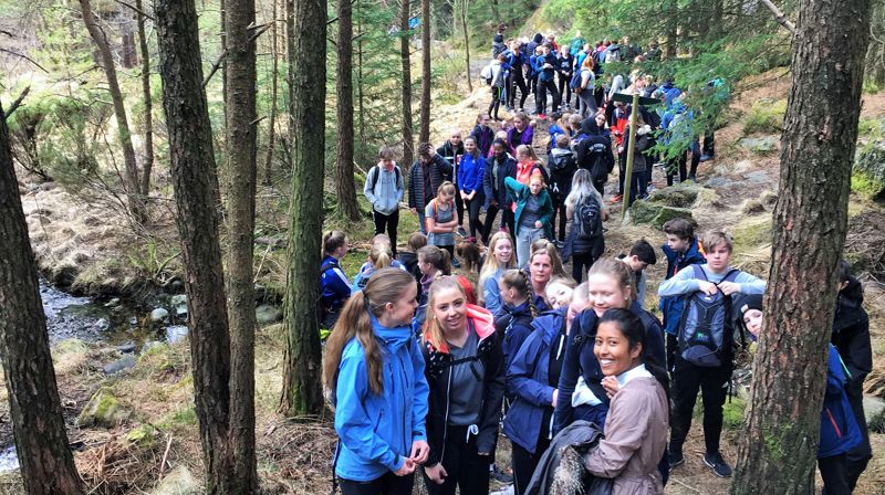 Konfirmantene fylte godt opp i skogen på Bleikemyr den varme aprildagen.