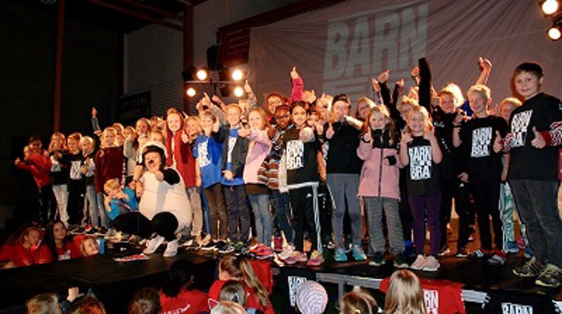 Ullrik var på besøk fra Strømmestiftelsen og fikk mange nye venner. Denne fine gjengen hadde fullført alle utfordringene på et aktivitetskort.