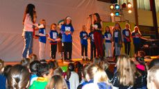 Medlemmer i Barnas Råd klippet høytidelig snora og åpnet årets festival.