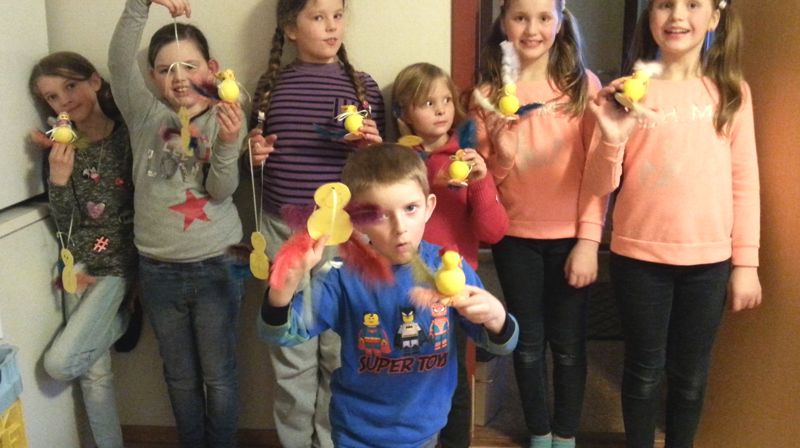 Barna syntes det var kjekt å lage påskepynt med gul papp, fjær, vattkuler og filt.