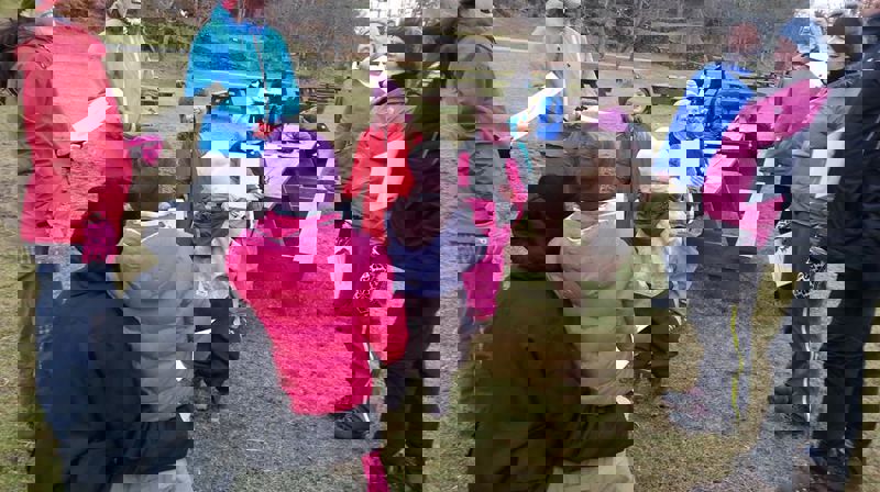 Barn og voksne koser seg sammen på familiespeideren.