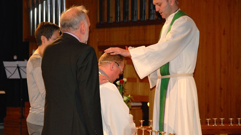 Andreassen ble bedt for av Hilde Solli, Kjell Einar Bergsager og prost Rune Steensnæs Engedal.