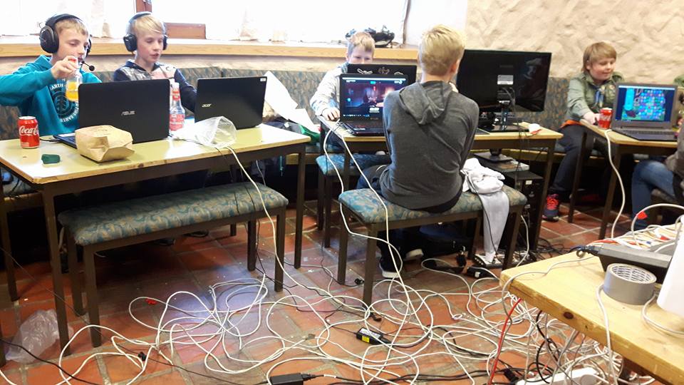 Det må endel kabler til på radio- og internettjamboree.