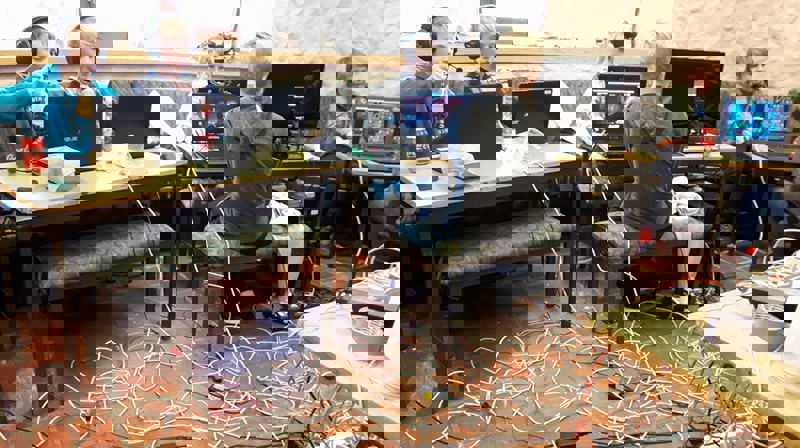 Det må endel kabler til på radio- og internettjamboree.