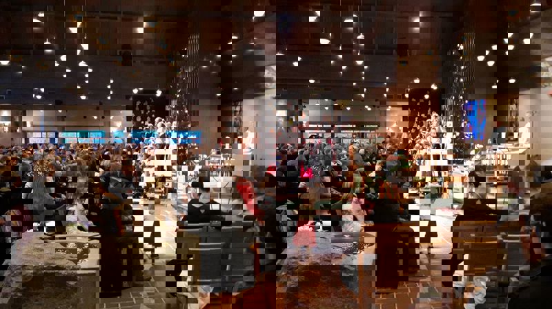 Det var fullt på julaften i Rossabø kirke.