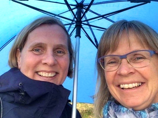 Skåre-damene Bjørg og Lisbeth inviterer damer med på tur.