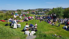 Mange var samlet foran steinkorset ved Haraldshaugen.