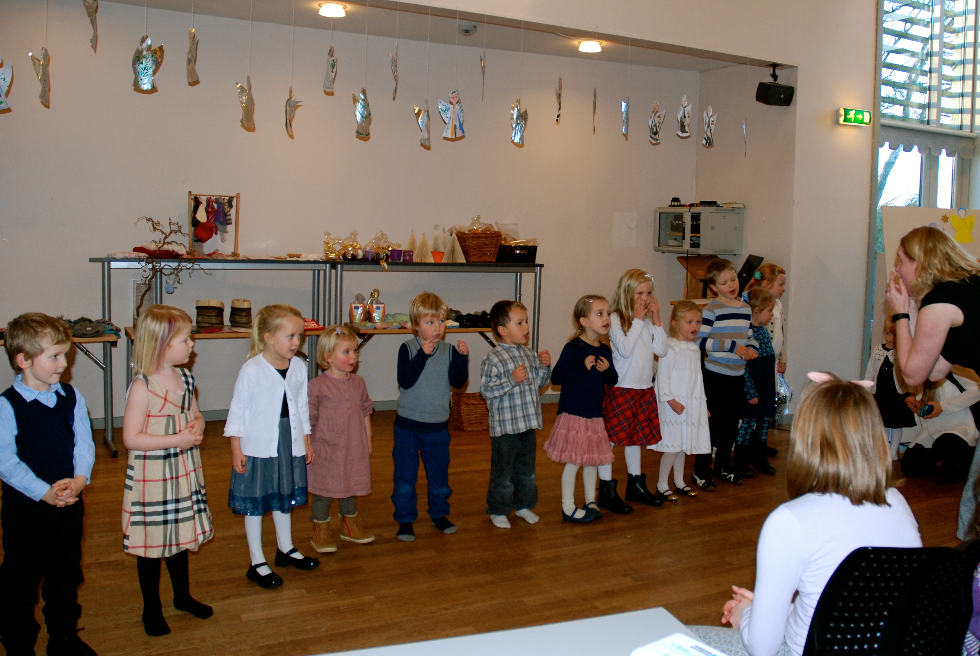 Kor og lek sang og sjarmerte under englene i Udlandkirka.