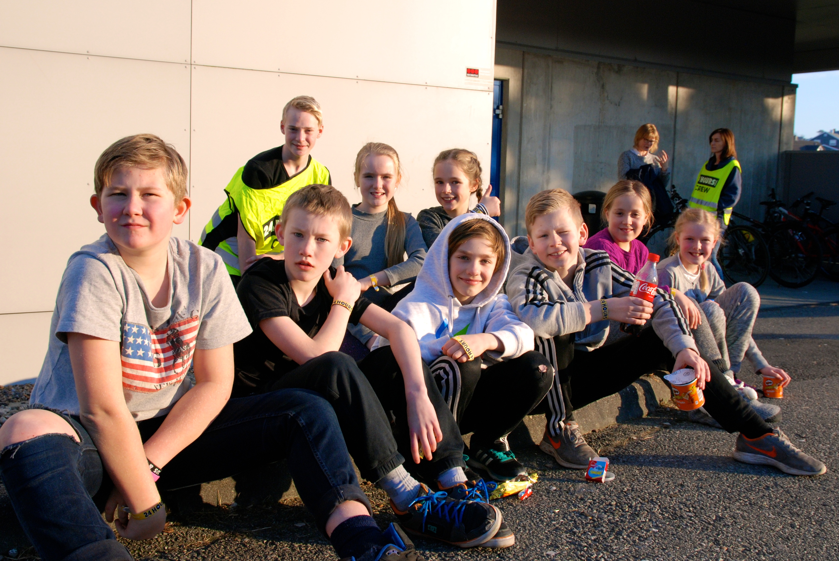 Fornøyde barn på festival tok seg en liten pause ute i vintersola, før neste show startet. 