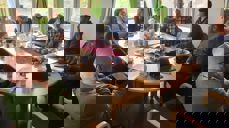 Staben i Skåre rundt bordet i "styrerommet" i Udland kirke. Prosten helt til høyre, Vistnes nr. 2 f.h. Foto: Tom Landås