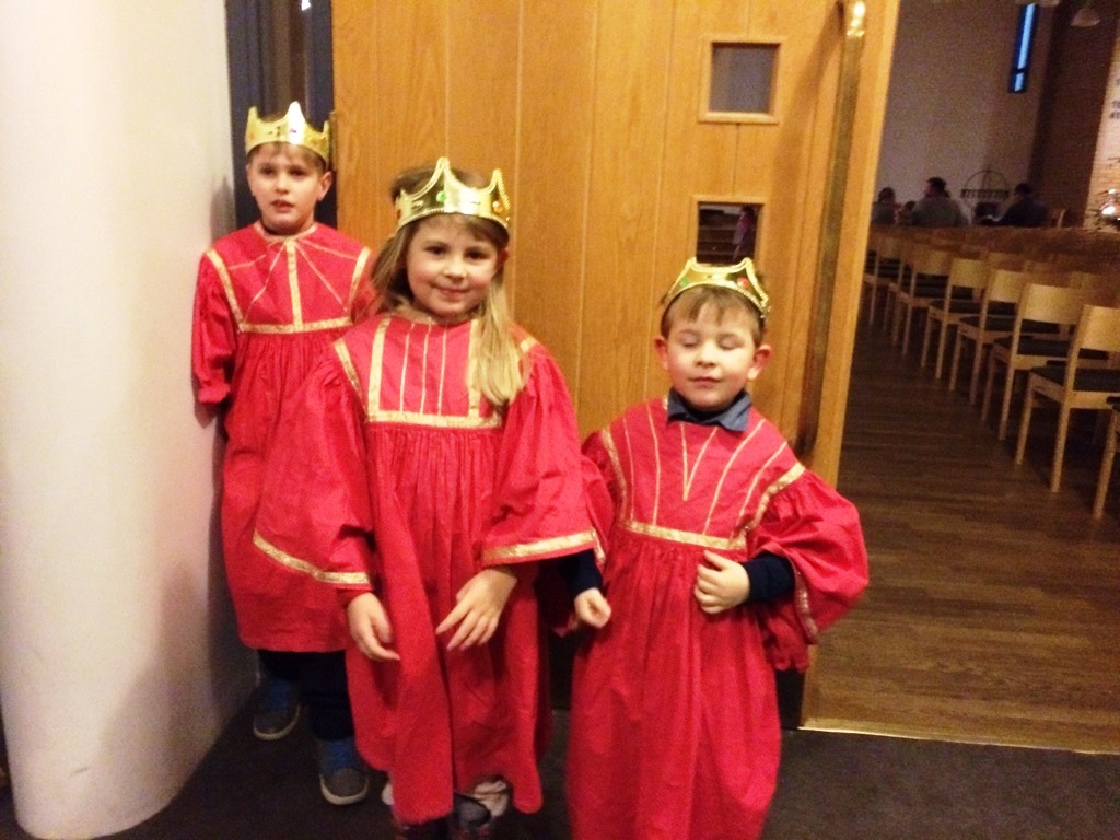 Kristian, Sarah Mathea og Isak fikk det ærefulle oppdraget å være vise menn.