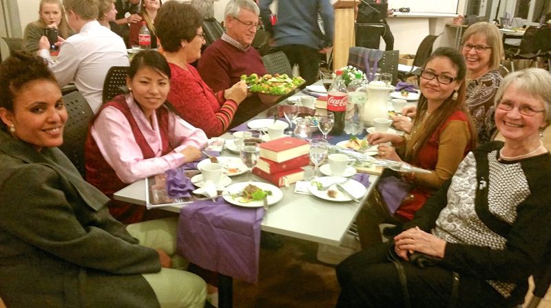 Vinnerne av årets veteranpris ble Anne Therese (t.h.) og Asbjørn Næss. Prisen fikk de også for sitt sterke integreringsengasjement, og Anne Therese hadde med seg gode venner av menigheten fra både Nepal og Eritrea.