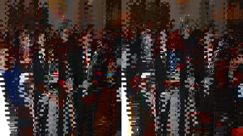 Langvarig og takknemlig applaus for glade og lettede solister og dirigent Goos ten Napel.