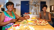 Jeannette Inamahoro (t.v.) og Lichi Mana har hatt praksis på Åpent Hus i Vår Frelsers menighetshus fredager denne våren.