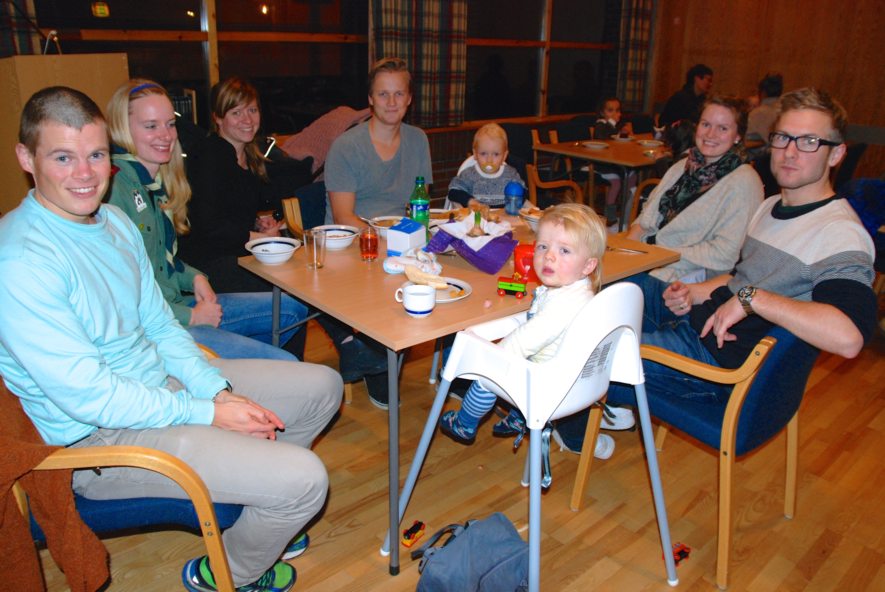 Lille Philip fremst og midt i ringen rundt bordet. Far Daniel Bordvik (t.v.) setter pris på fellesskapet på Supertorsdager.