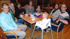 Lille Philip fremst og midt i ringen rundt bordet. Far Daniel Bordvik (t.v.) setter pris på fellesskapet på Supertorsdager.