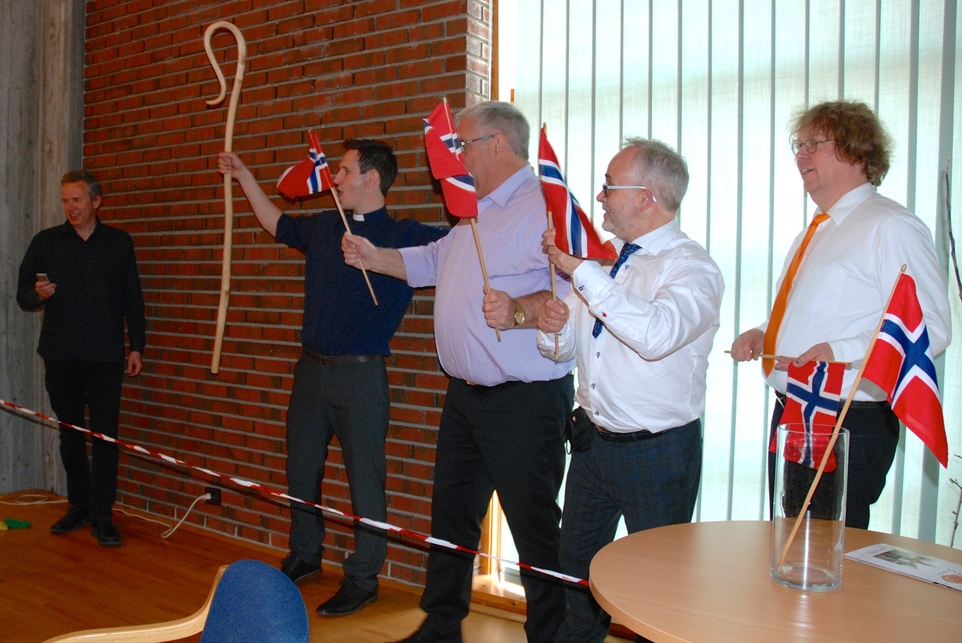 Full jubel da hyrden Sveinar ledet flokken sin vel i mål i hinderløypa. Jon Erik Strand (t.v.) tok tiden mens Svein Syre, Dagfinn Våge og Goos ten Napel feiret seieren. 
