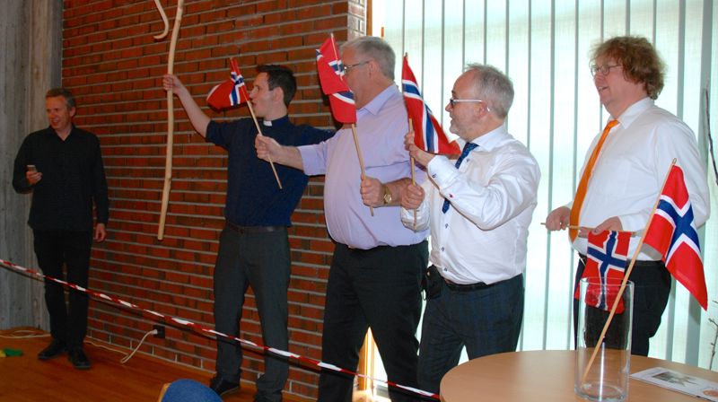 Full jubel da hyrden Sveinar ledet flokken sin vel i mål i hinderløypa. Jon Erik Strand (t.v.) tok tiden mens Svein Syre, Dagfinn Våge og Goos ten Napel feiret seieren.