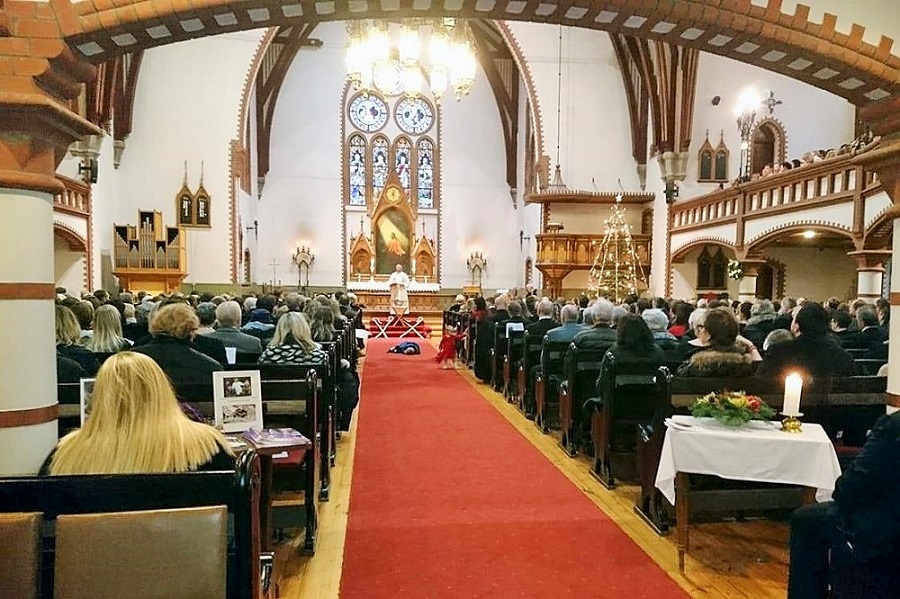 Fullt i Vår Frelsers kirke julaften i fjor. Foto: Dagfinn Våge