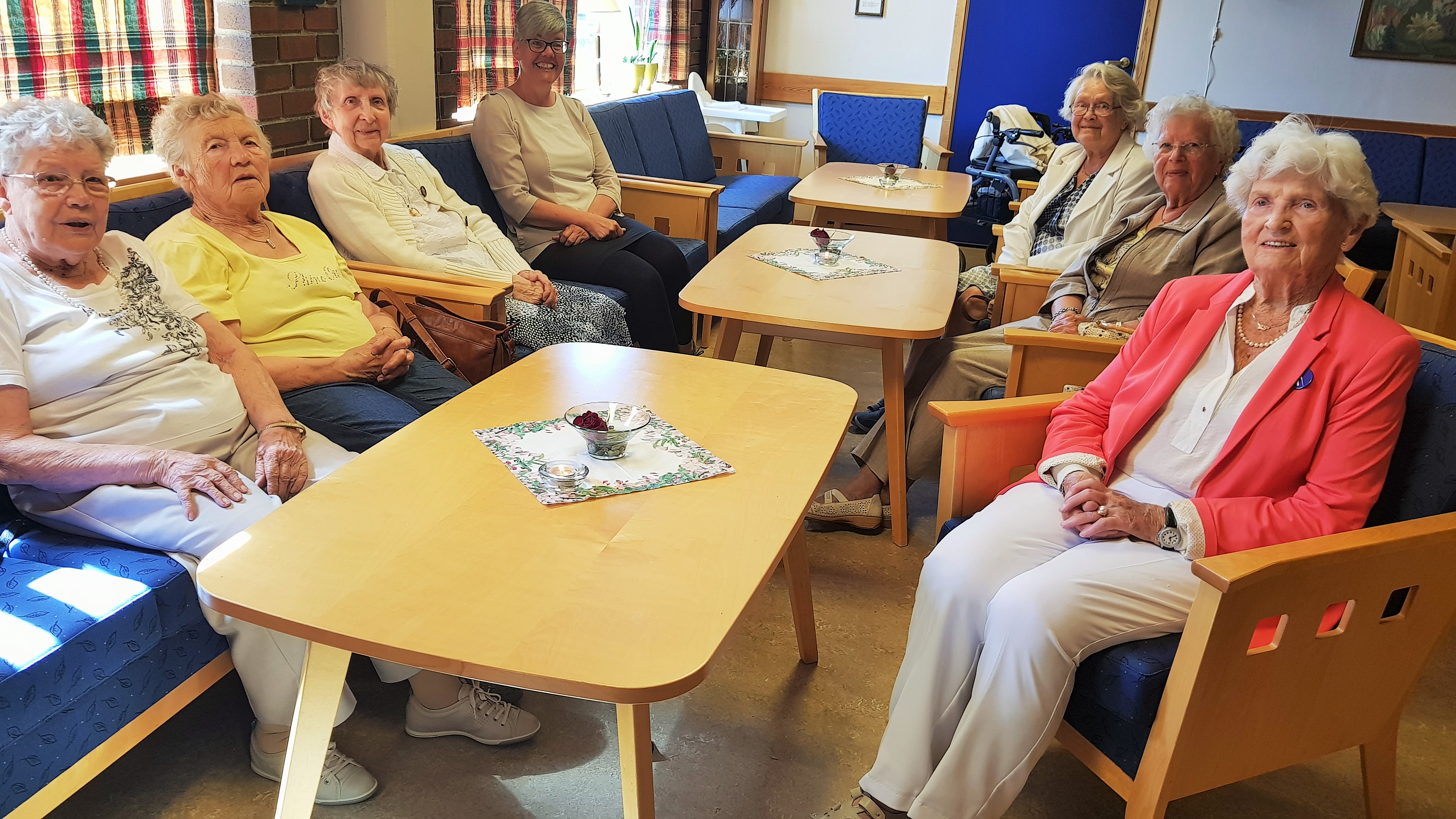 Fra venstre og rundt bordet: Olaug Soltvedt, Anna Lilleskog, Solveig Vaka, Inger-Mette Brommeland, Janna Apeland, Anbjørg Nilsen og foran til høyre: Nora Søvik.