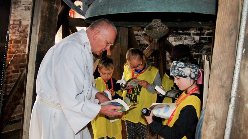 Midt under den største klokka i tårnet får agentene en utfordring av sokneprest Sigve Clementsen: Hvordan finne fram i tusenvis av bibelsider til ett, eneste lite gyllent vers? Agentene er på oppgaven.