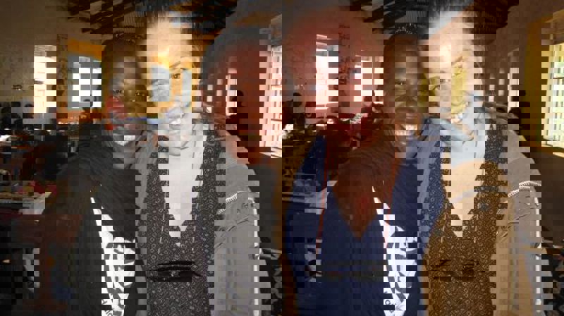 Amalie Storesund Olsen forteller om hvordan en oppvekst med Barn er bra!-festivalen har skapt et sterkt engasjement. Her er hun sammen med Faith fra Drucilla i Uganda.