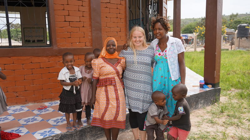 Amalie Storesund Olsen sammen med to av kollegaene på ECD-senteret, som er en slags barnehage. Til venstre: Samiya M. Mihigo og til høyre er Theopister Shoo.