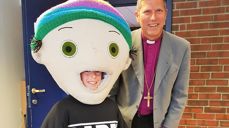 - Så stilig at dere har et Barnas Råd, sa biskopen da barnerådet møtte ham og fortalte om Barn er bra!-festivalen. Mads Holgersen Grevstad lot biskopen få treffe festivalmaskoten Unik.