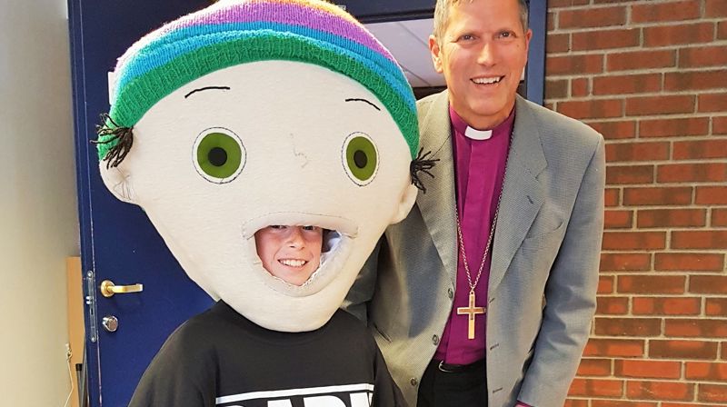 - Så stilig at dere har et Barnas Råd, sa biskopen da barnerådet møtte ham og fortalte om Barn er bra!-festivalen. Mads Holgersen Grevstad lot biskopen få treffe festivalmaskoten Unik.