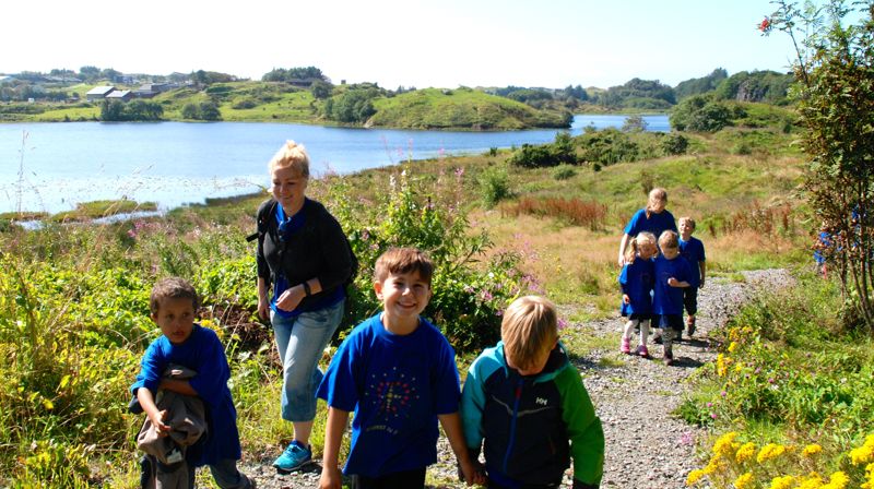 Barna på skolestartleir i Udland gikk langt og lenger enn langt på turen rundt Tornesvannet sist uke. De tok det med et smil.