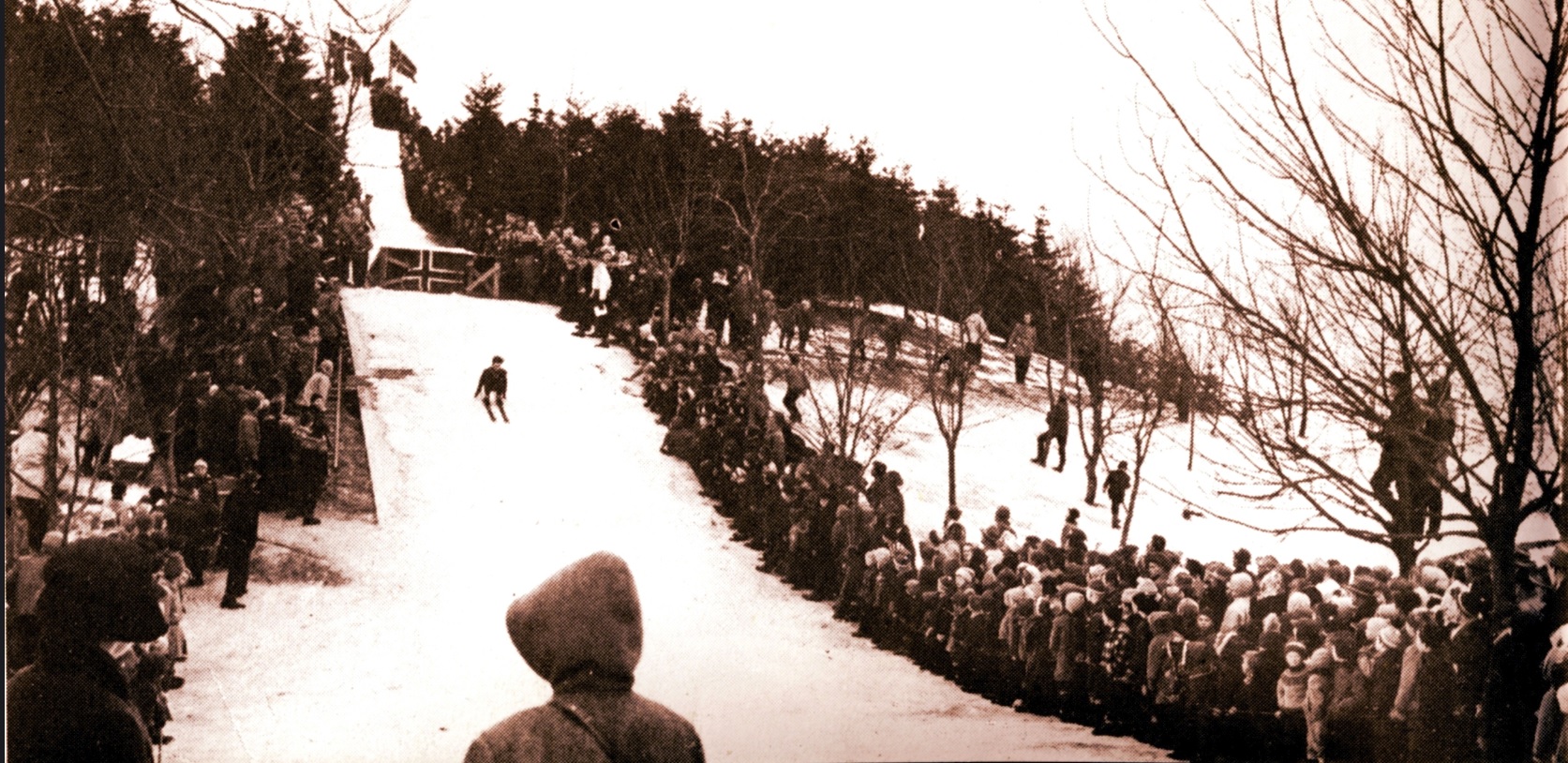 Åpningsrennet: Ingen fikk følelsen av å hoppe etter Wirkola. Uttrykket ble første gang brukt i 1965, og Hollenderkollen åpnet sju år før. Foto: Haugesunds Avis