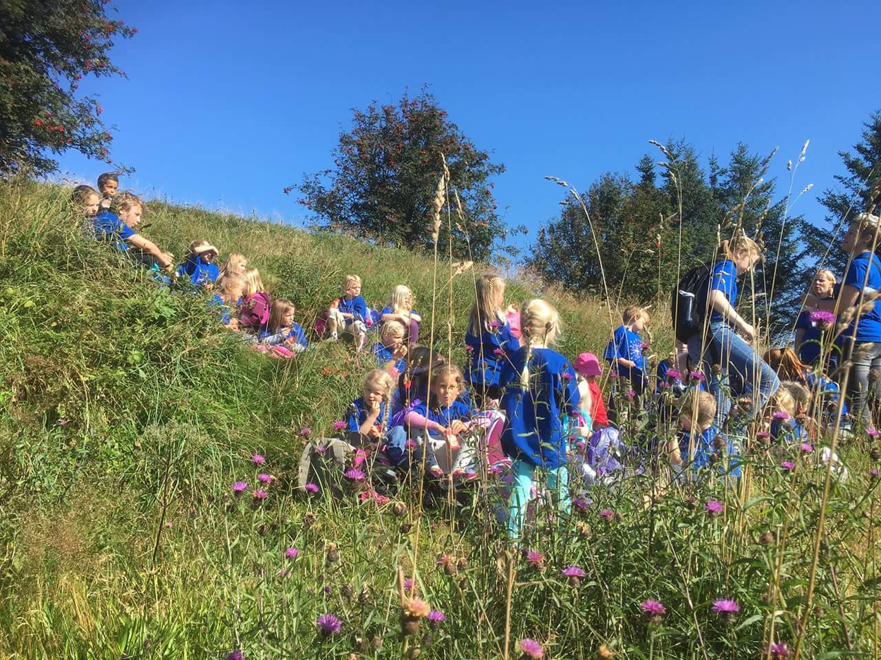 I Skåre drar seksåringene på en god vandring i naturen, sammen med ungdomsledere og voksne.