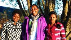 Jentene er ennå overveldet over trehus, den første smaken av pizza og høstkulda. Men det som engasjerer de tre praksisstudentene mest, er langt viktigere saker.