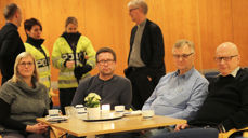 På Vår Frelsers menighetshus. F.v.: Synnøve Ekrene, Frode Pedersen, Kåre Ekrene og Rolf Fjell. I bakgrunnen står Rune S. Engedal og Helge S. Gaard sammen med to representanter fra politiet