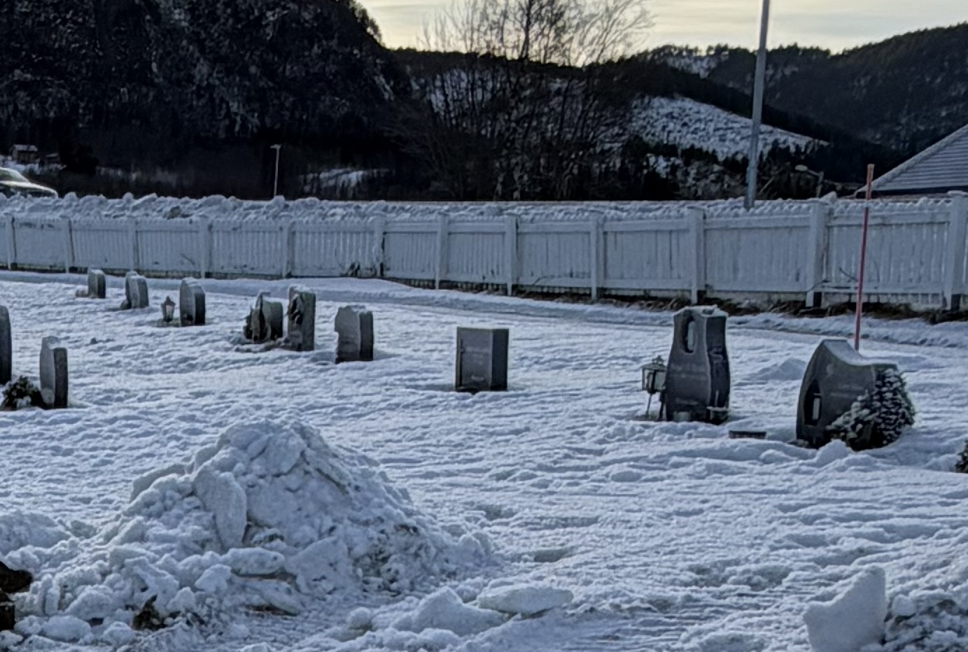 Fra "nykirkegården" på Hemne gravplass