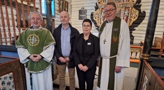 Fra venstre: Sokneprest Slavisa Josifovic, Stig Ove Rosvoll, Halsa sokneråd, kirketjener Ingunn Reiten, prost Dagfinn Thomassen