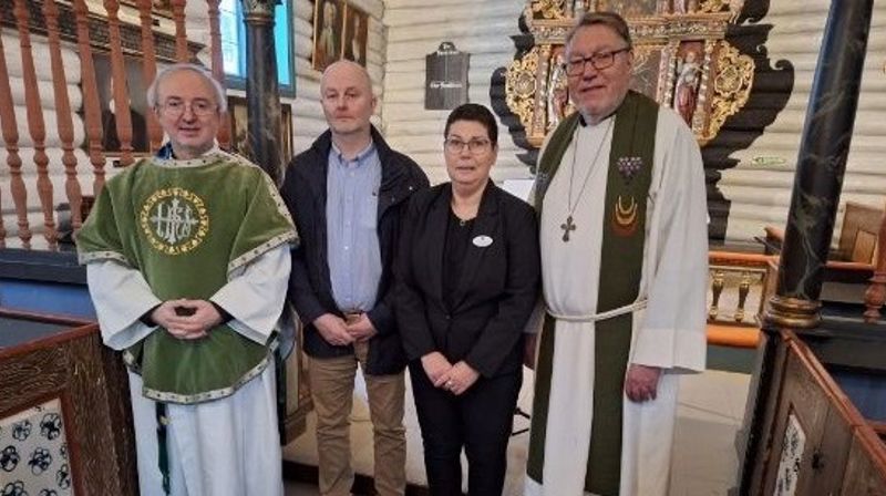 Fra venstre: Sokneprest Slavisa Josifovic, Stig Ove Rosvoll, Halsa sokneråd, kirketjener Ingunn Reiten, prost Dagfinn Thomassen