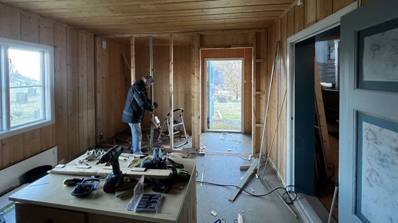 Pågående arbeider med nytt WC i Hemne kirke. Foto: Anita Moe.