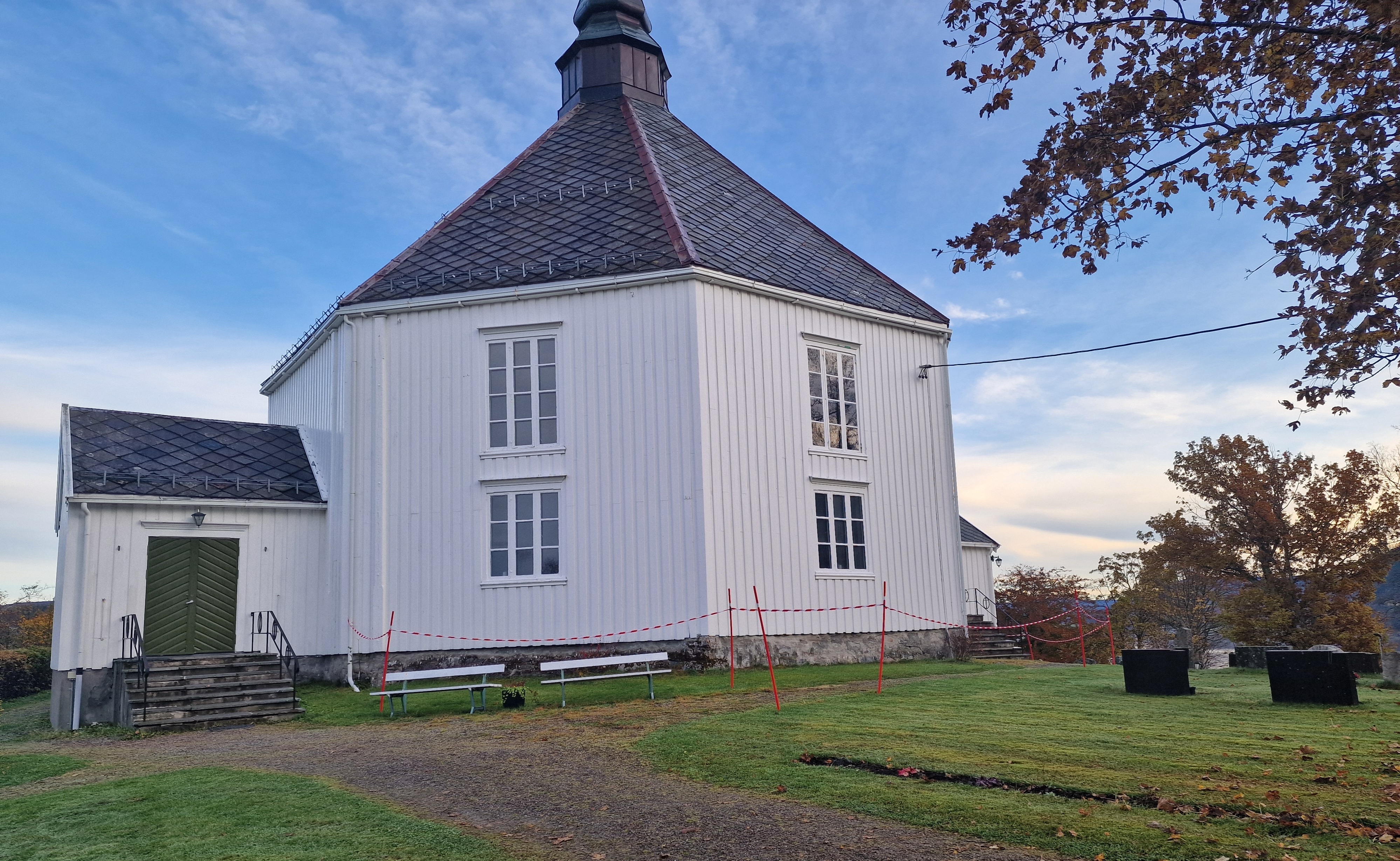 Sperrebånd er satt opp rundt Hemne kirke er av sikkerhetsmessige årsaker. Foto: Håvard Bach