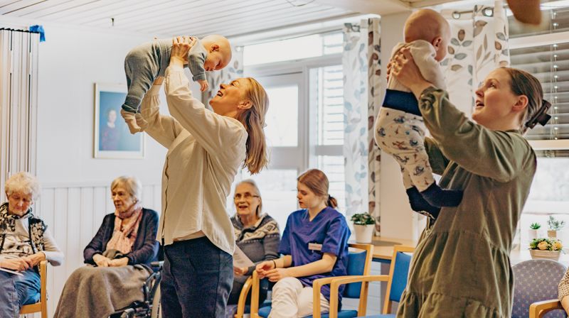Foreldre og dåpsbarn ønskes velkommen til sangstund og hyggelig samvær. Foto: Kirkerådet DnK