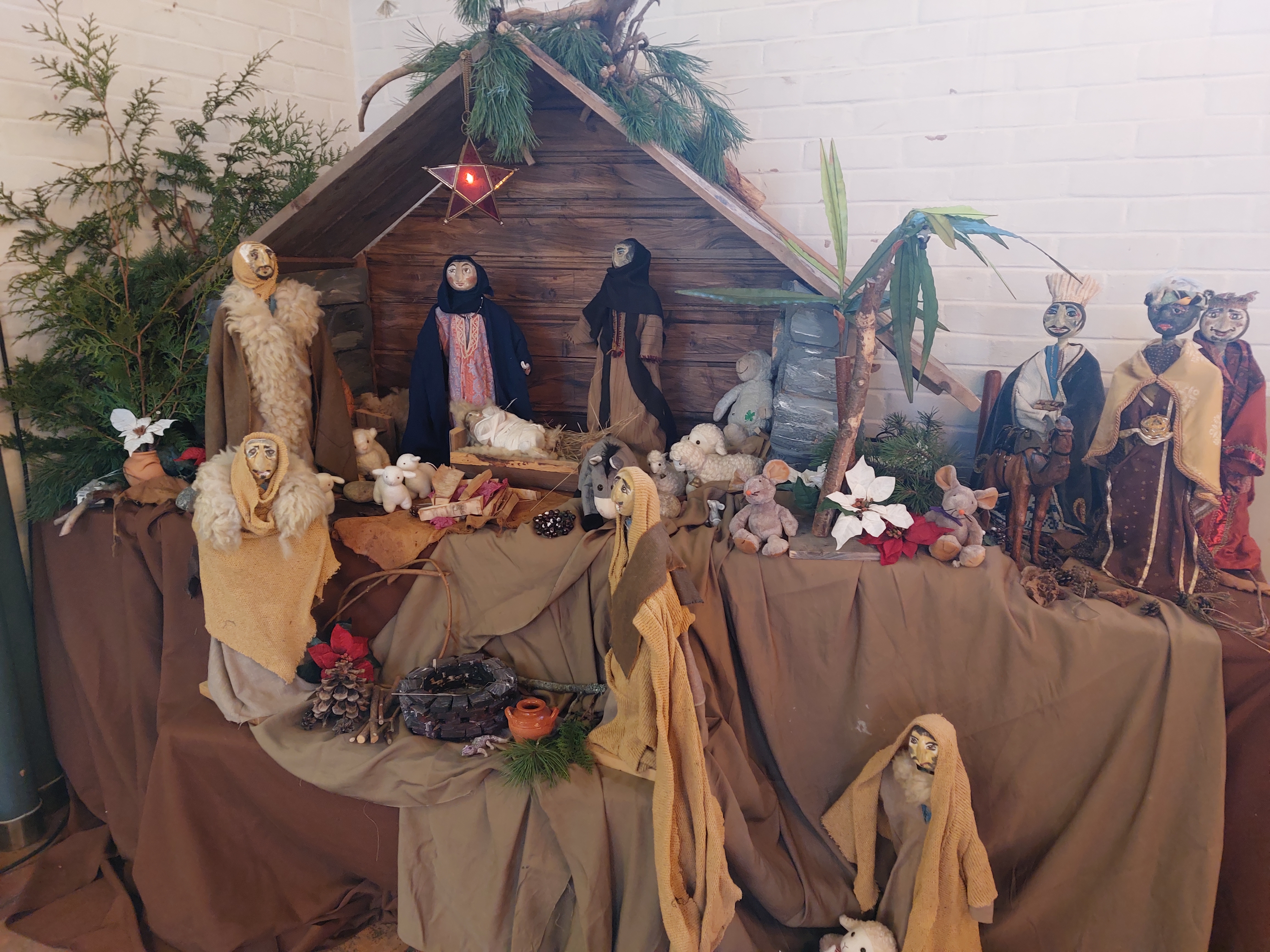 Oppsetting av julekrybbe i Hole kirke